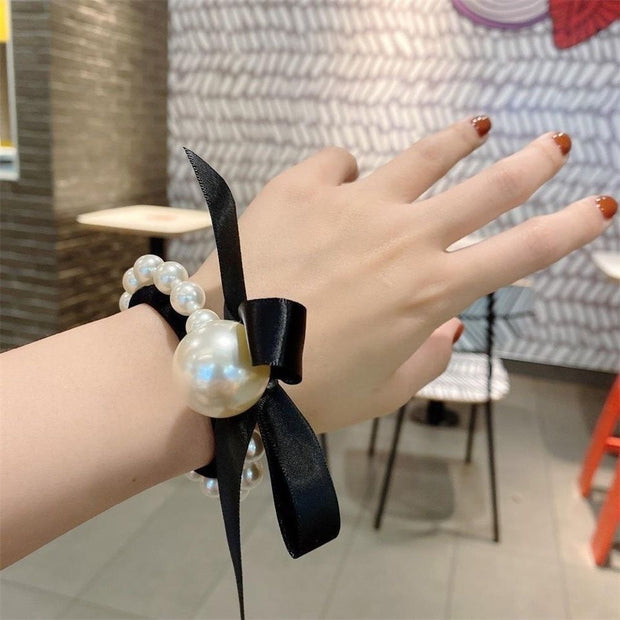 Woman Big Pearl Hair Ties